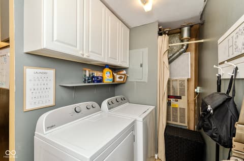 Laundry room at 525 Park Avenue, Greenwood, IN