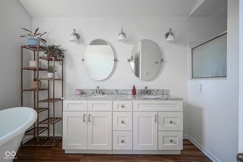 Primary bathroom at 10920 Gate Circle, Fishers, IN