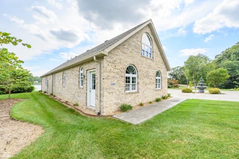 Photo of 1085 E North Shore Drive, Brownstown, IN