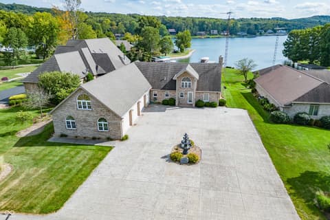 Photo of 1085 E North Shore Drive, Brownstown, IN