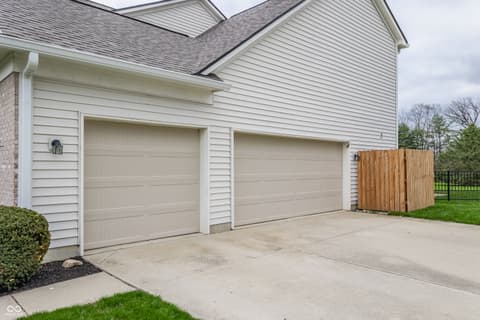 Garage at 559 Hythe Way, Westfield, IN