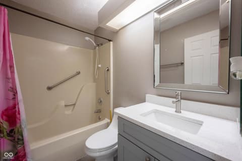 Photo of 8066 Cardinal cove Drive E, Indianapolis, IN
