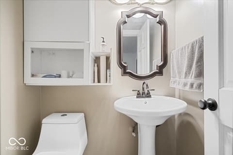 Photo of 305 N 1100 E, Zionsville, IN