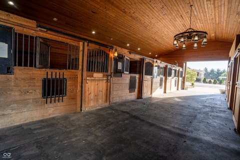 Stable — 115 W State Road 38, Pendleton, IN