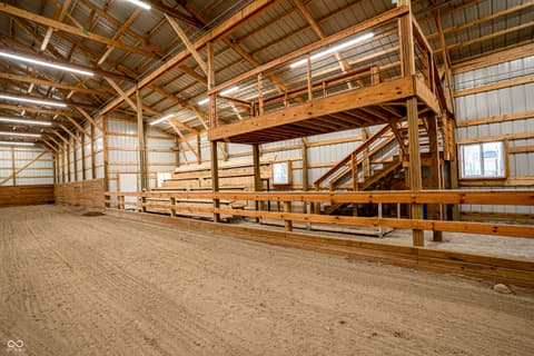 Stable — 115 W State Road 38, Pendleton, IN