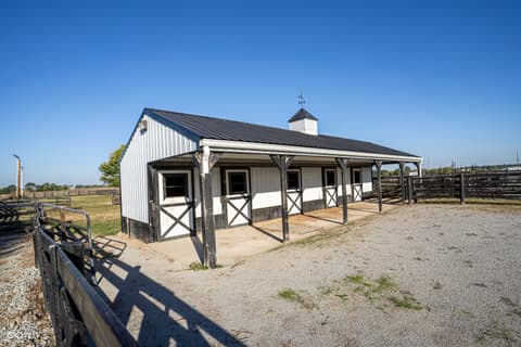 Stable — 115 W State Road 38, Pendleton, IN