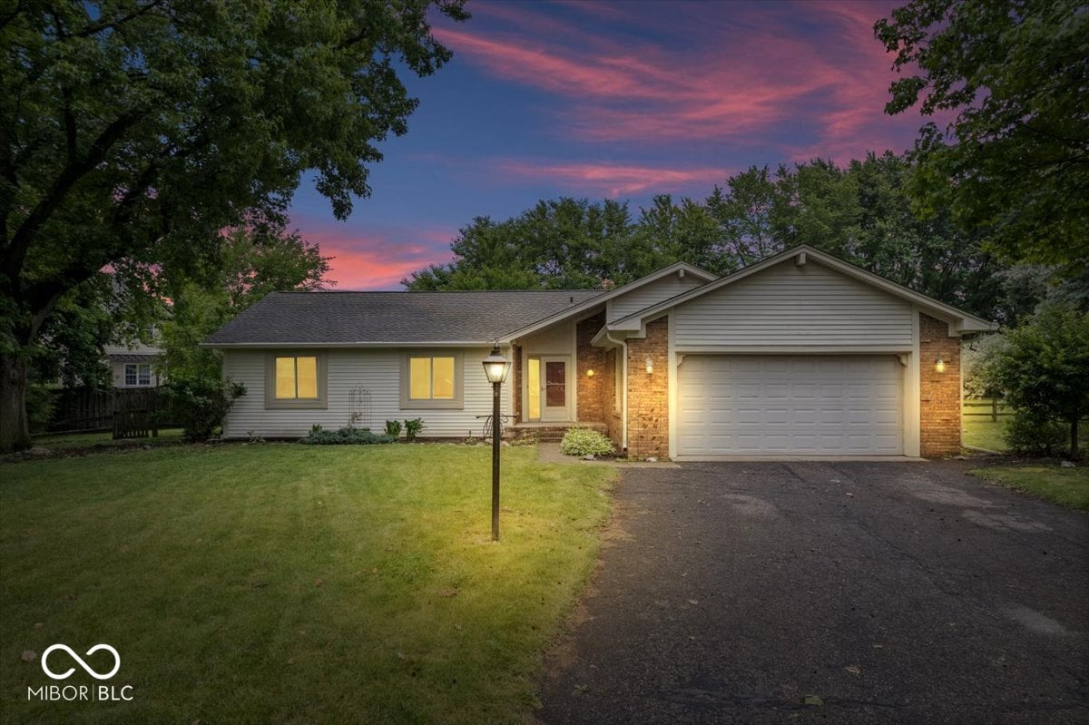Front exterior at 110 Leichester Court, Noblesville, IN