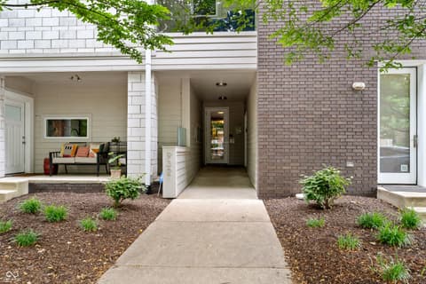Foyer at 932 N Broadway Street, Indianapolis, IN