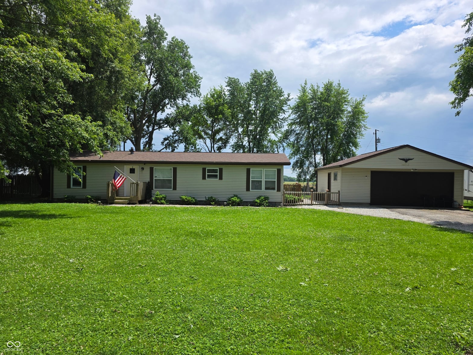 Photo of 105 Cottonwood Drive, Maxwell, IN