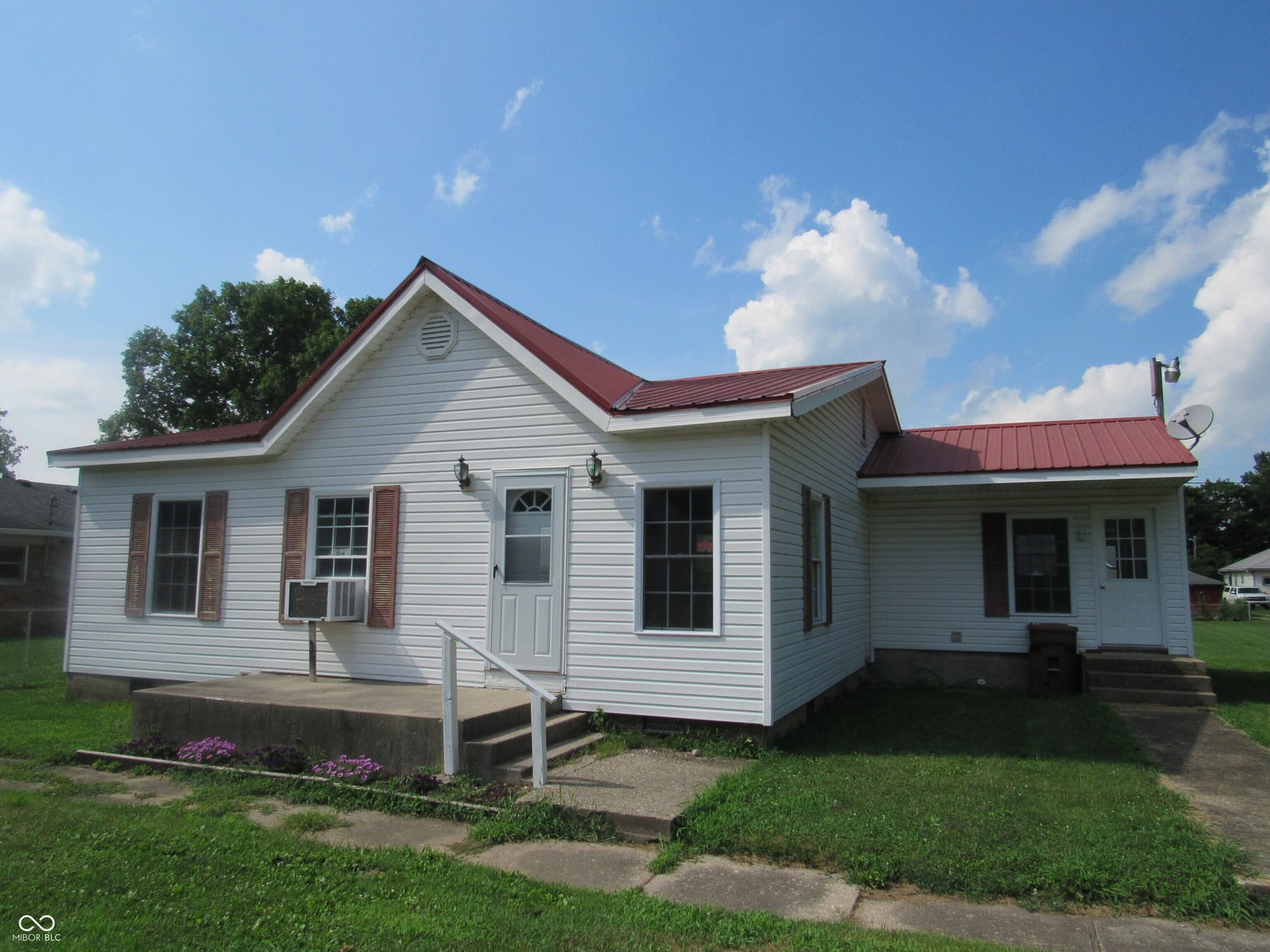 Front exterior at 204 E Walnut Street, Waynetown, IN