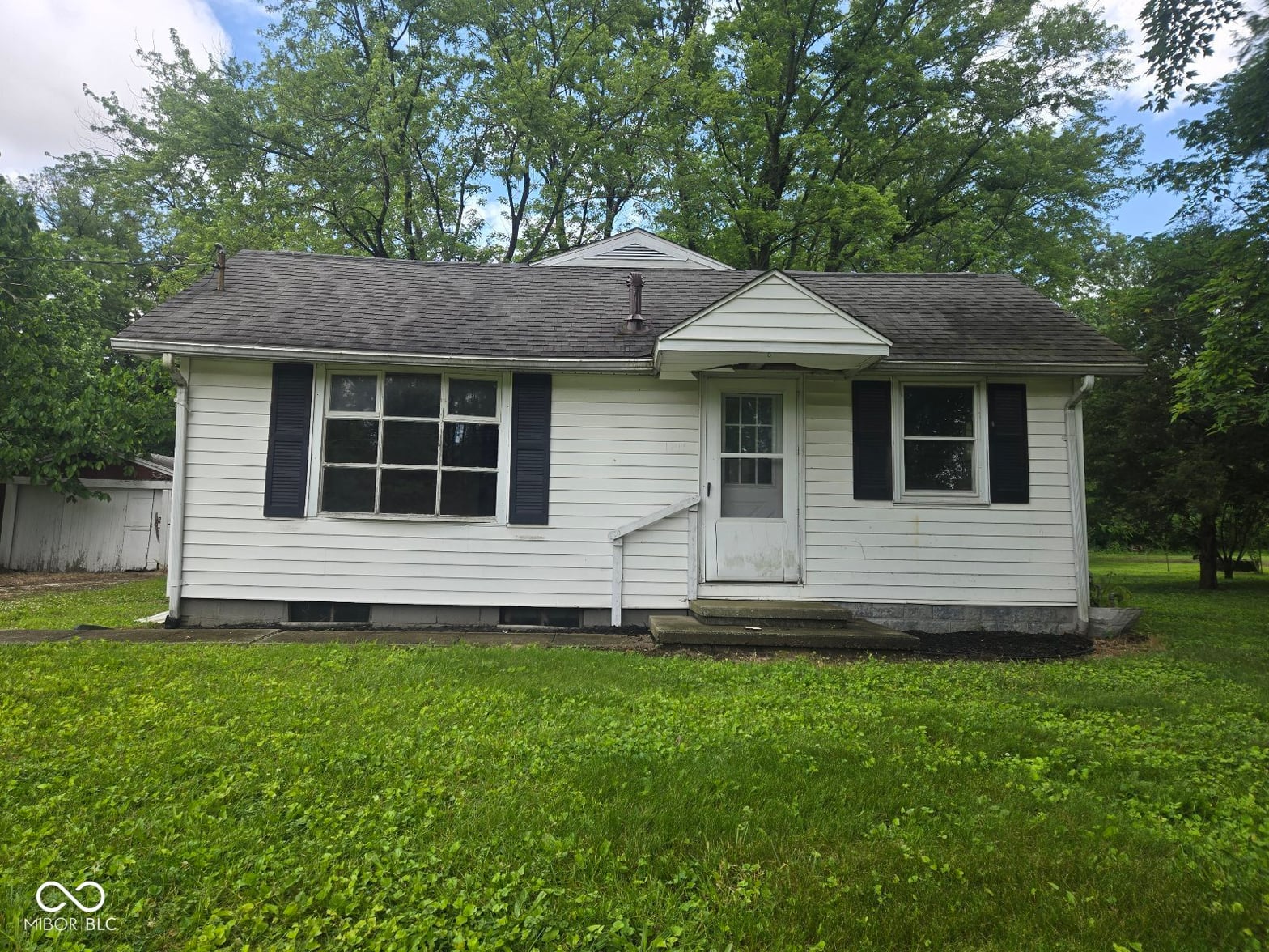 Front exterior at 1349 7th Street SE, Linton, IN