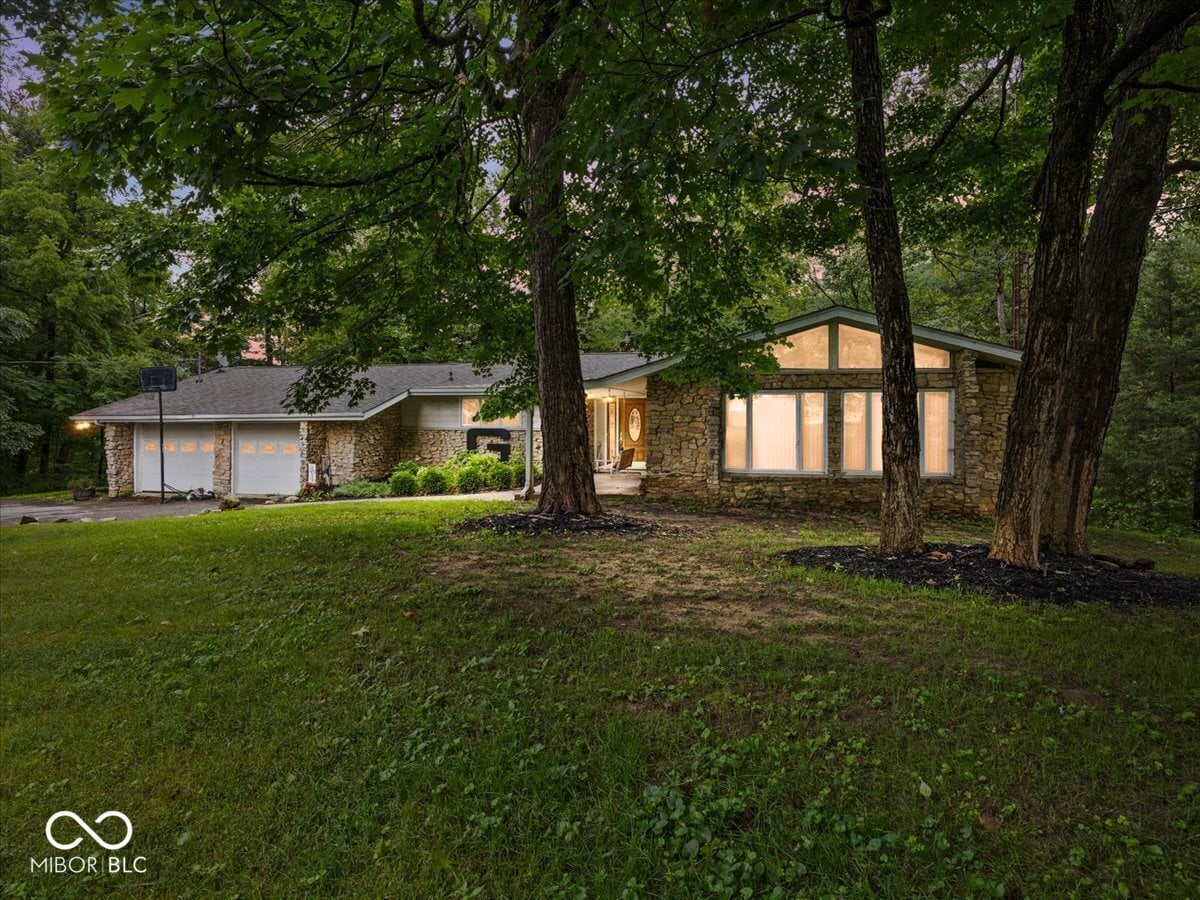 Front exterior at 19523 E Lake Site Drive, Hope, IN