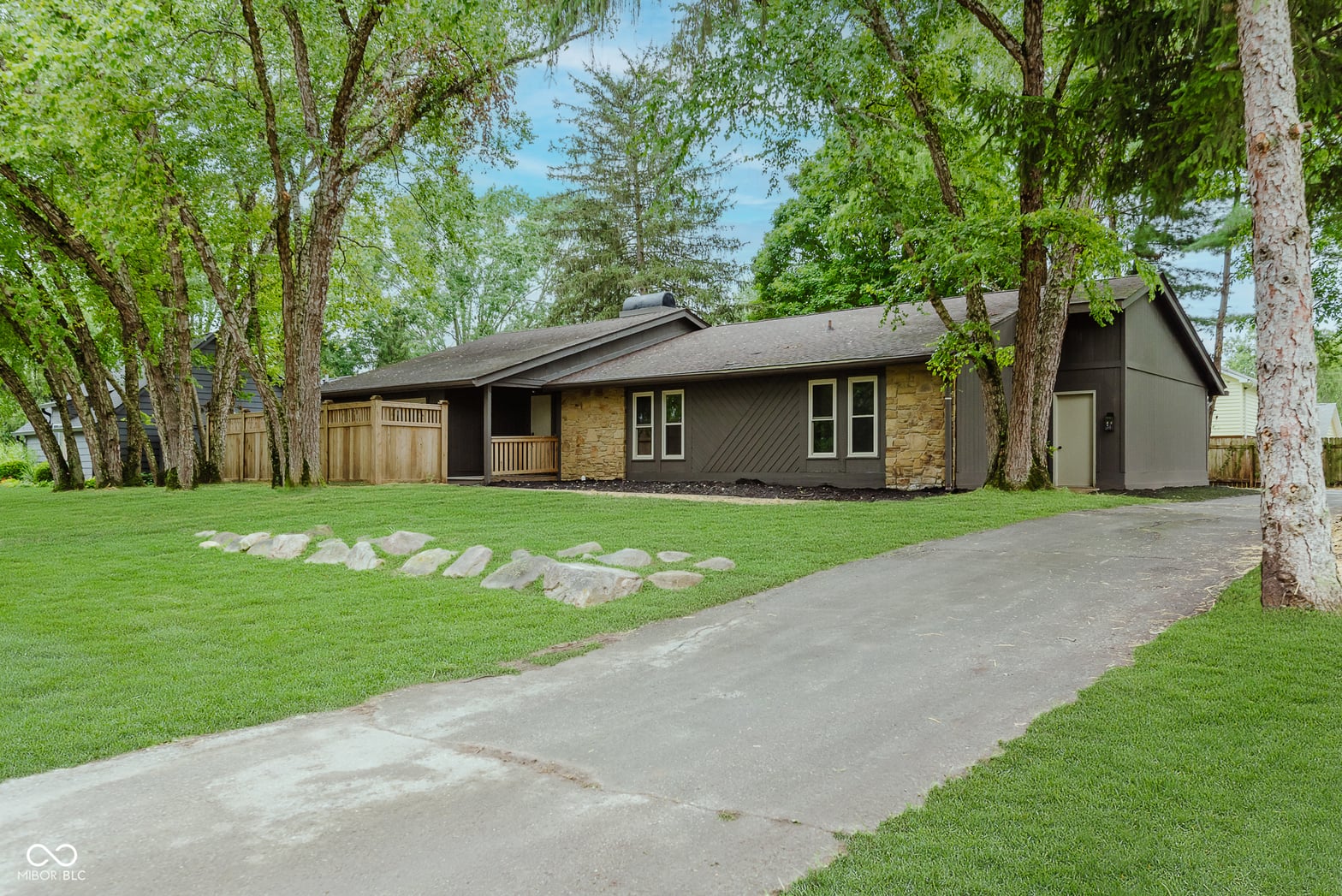 Photo of 804 Sunblest Boulevard, Fishers, IN