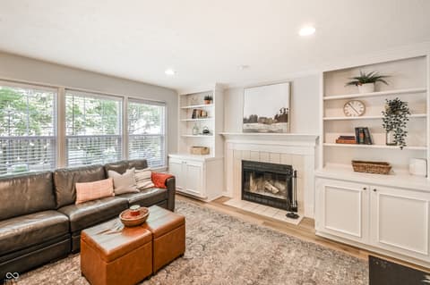 Living room at 9672 Troon Ct, Carmel, IN