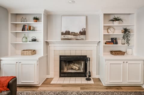 Living room at 9672 Troon Ct, Carmel, IN