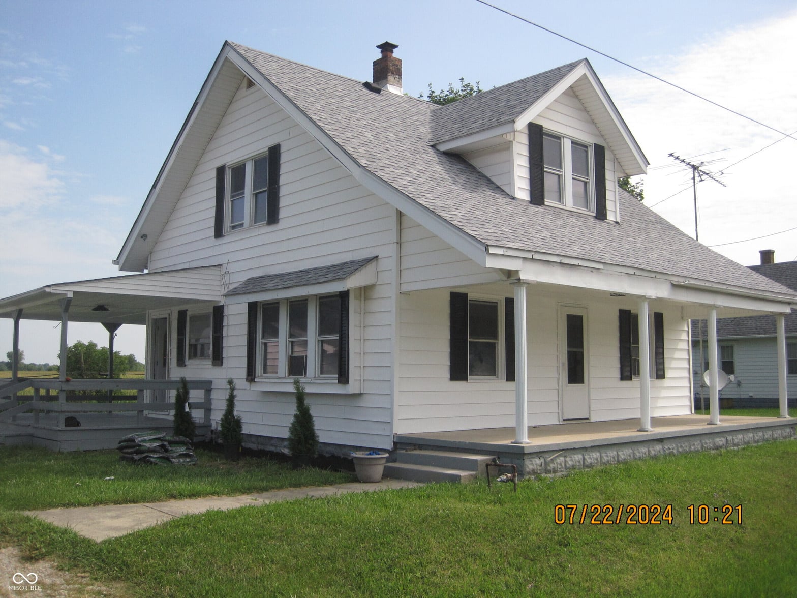 Front exterior at 8820 E Jackson Street, Selma, IN