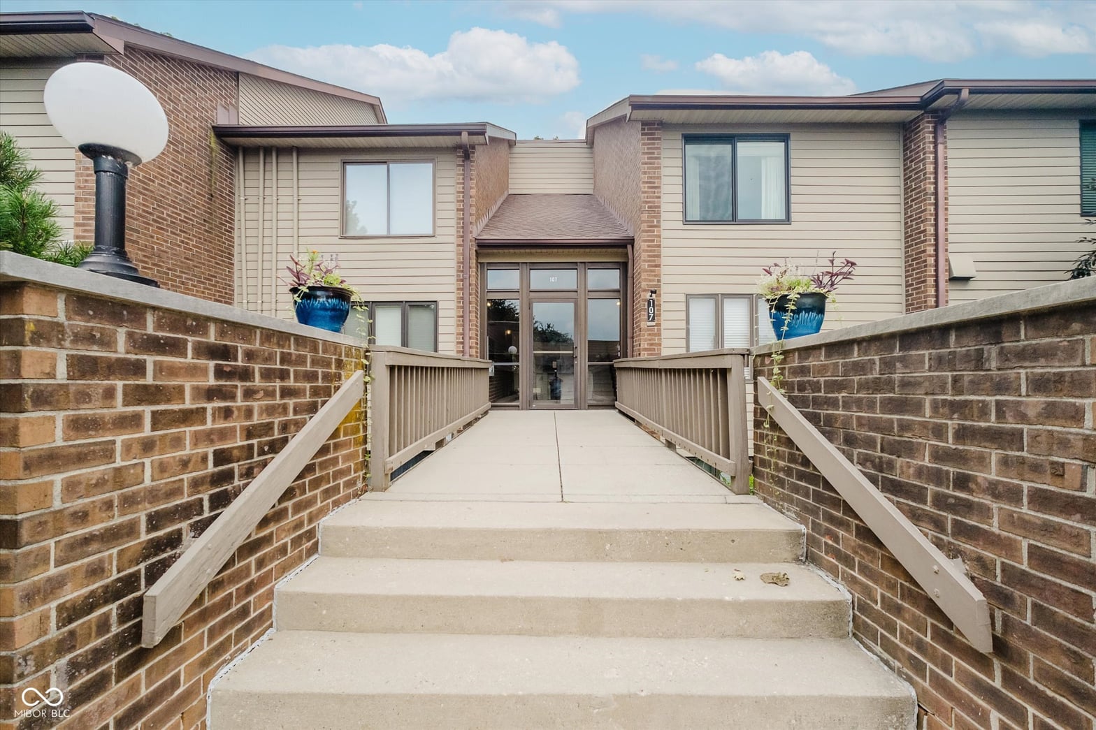 Front exterior at 107 Knoll Court, Noblesville, IN