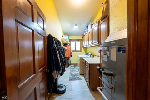 Laundry room at 11020 W Us Highway 40, Charlottesville, IN