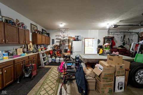 Garage at 11020 W Us Highway 40, Charlottesville, IN