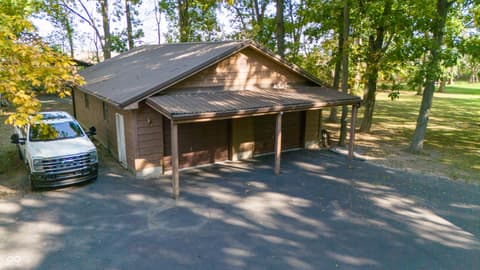 Garage at 11020 W Us Highway 40, Charlottesville, IN