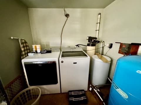 Laundry room at 4517 E County Road 400 S, New Castle, IN