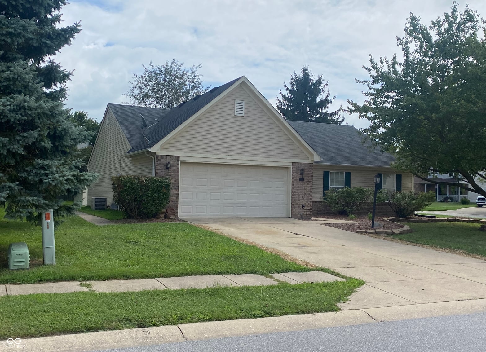 Front exterior at 211 Stoneview Lane, Mooresville, IN
