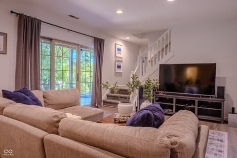 Living room at 9762 Conifer Court, Fishers, IN