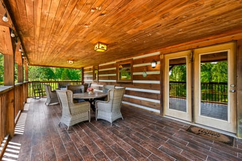 Outdoor living area at 9601 Buffalo Pike, Freetown, IN