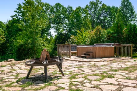 Outdoor living area at 9601 Buffalo Pike, Freetown, IN