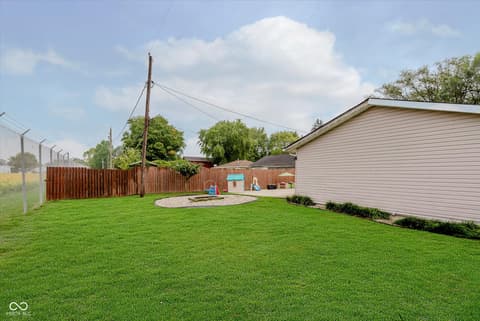 Yard at 415 Linden Lane, Anderson, IN