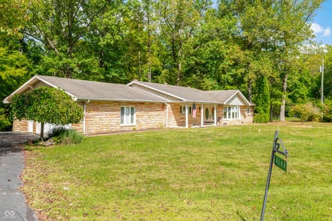 Front exterior at 4194 E West Point Court, Martinsville, IN