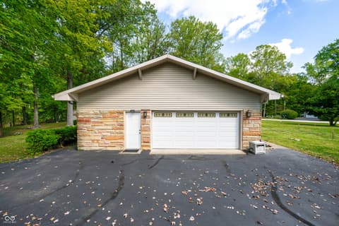 Garage at 4194 E West Point Court, Martinsville, IN