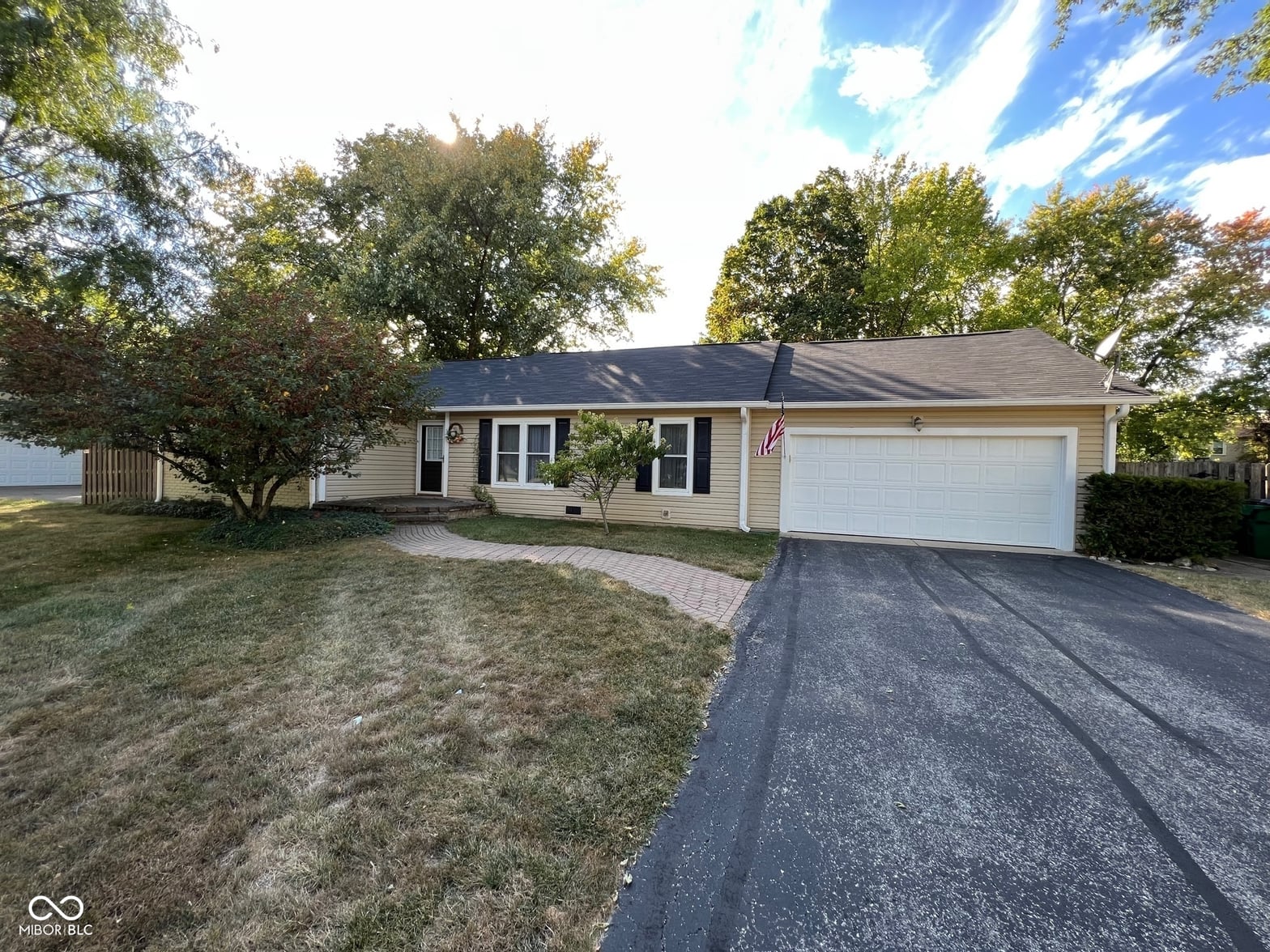Front exterior at 810 Sunblest Boulevard, Fishers, IN