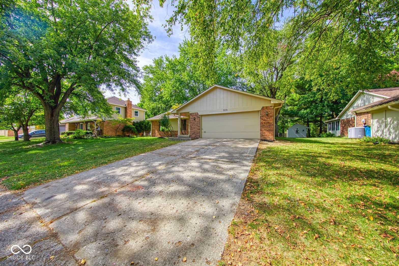 Photo of 910 Summitcrest Drive, Indianapolis, IN