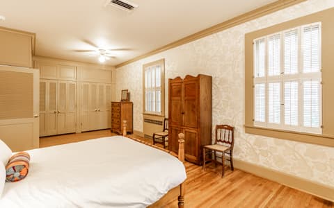 Photo of 914 S Center Street, Terre Haute, IN