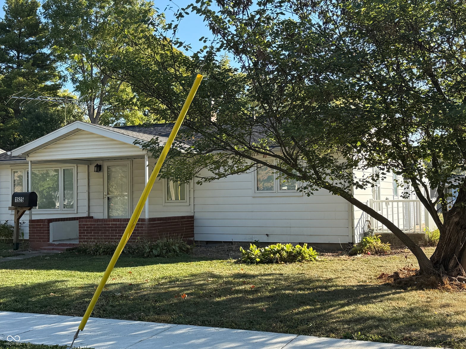 Front exterior at 1525 S East Street, Lebanon, IN