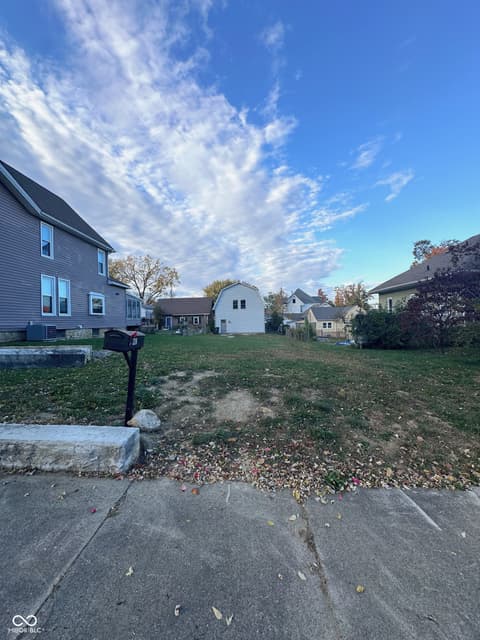 Yard at 226 E Central Avenue, Greensburg, IN