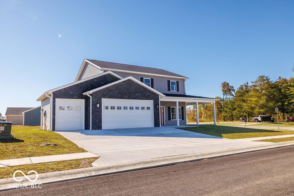 Front exterior at 102 Pin Oak Road, Spencer, IN
