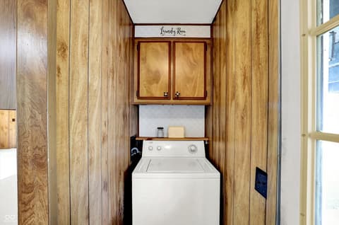 Laundry room at 3820 W Us Highway 40, Greenfield, IN