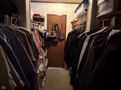 Walk In Closets — 7710 E 720 S, Carbon, IN