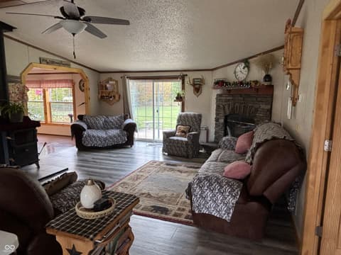 Living room at 7710 E 720 S, Carbon, IN