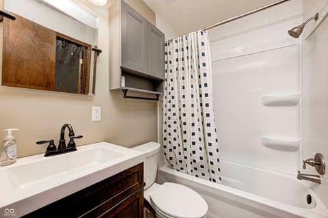 Photo of 1404 NE Broadway Street NE, Indianapolis, IN