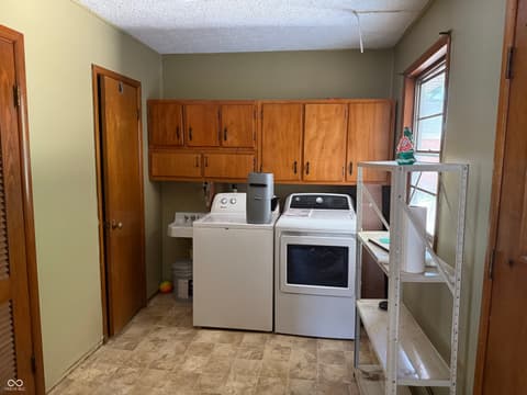 Laundry room at 1103 Fairfield Drive, Shelbyville, IN