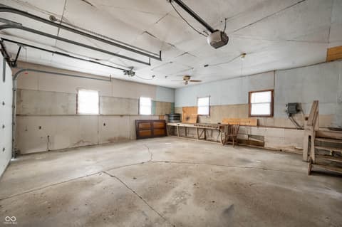 Garage at 10021 N State Road 9 Road N, Hope, IN