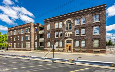 108 E Saint Clair Street