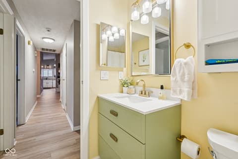 Photo of 609 Sunblest Boulevard S, Fishers, IN