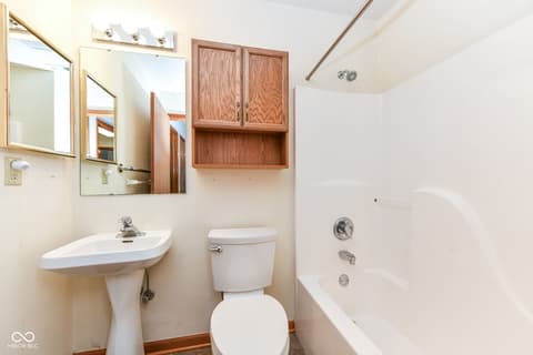 Photo of 8214 Bentley Farms Drive, Indianapolis, IN