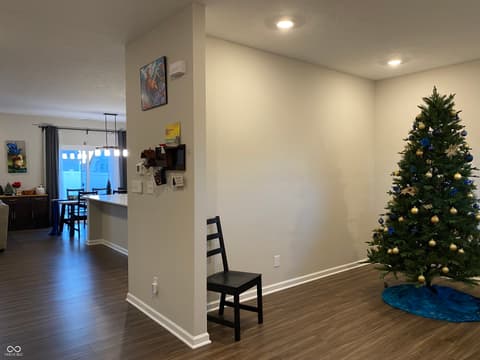 Hallway at 833 Lando Creek Drive, Kokomo, IN