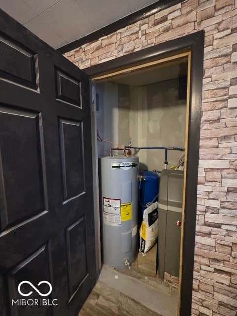 Closet — 2903 E Freeport Road, Morristown, IN