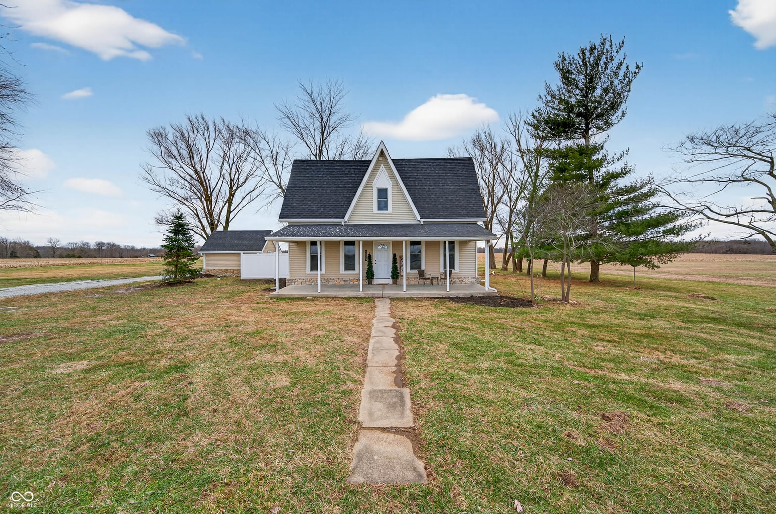 Photo of 21101 E County Road 700 N, Hope, IN